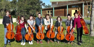 Véronique Marin et un groupe d’élèves violoncellistes. 